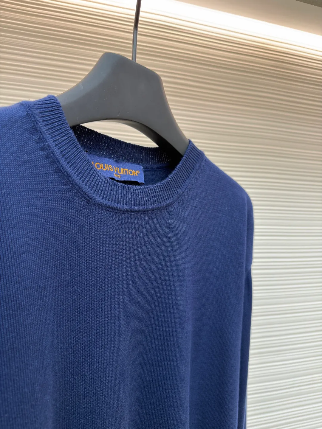 LOUIS VUITTON cuff jacquard cashmere sweater ●Original version: 15100 purchased and developed ●Item number: 1681849-A75 ●Fabric: wool blended fabric ●Technology: jacquard knitting ●Color: treasure color ●Version: fitted version ●Weight: about 395 grams ●Size: S-M-L-XL ●Description: Made of 55% cashmere fabric with 45% cotton. The fabric is soft and comfortable and does not cling to the upper body. The three-dimensional and stylish version can be worn outside or as a base layer. The fabric is washed frequently to fix the pattern and color. The jacquard is made of professional point jacquard on wool looms imported from Germany, and is reproduced from the original 1:1 scanned pattern. This round-neck pullover is made of soft cashmere in trendy tones and features Monogram elements on the ribbed knitted cuffs. It goes well with a variety of looks. The overall wiring is straight and delicate, the fabric is comfortable and soft, and the color is consistent without color difference. It can be matched with the same style to create a fashionable look and control various occasions. Customized accessories, complete with three standards, same style for men and women!